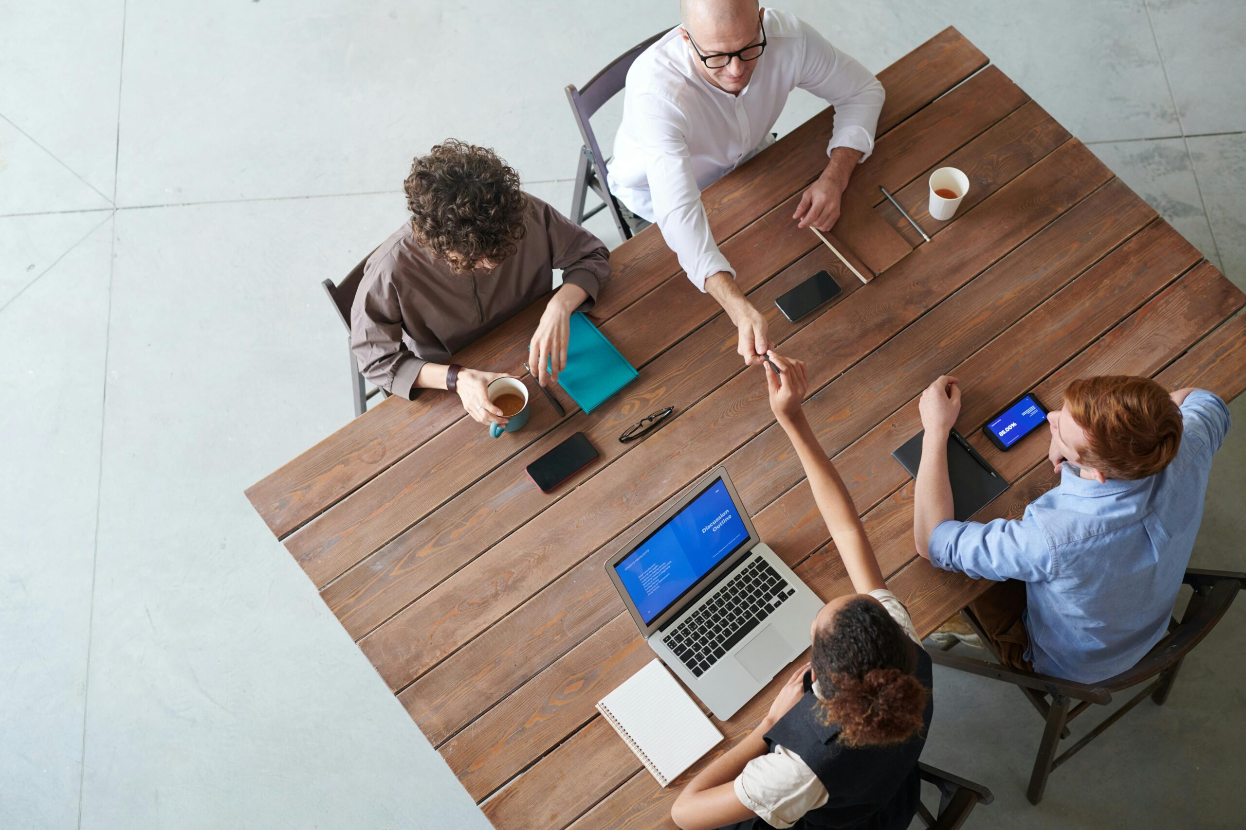 A importância do atendimento humano: promotores e recepcionistas treinados